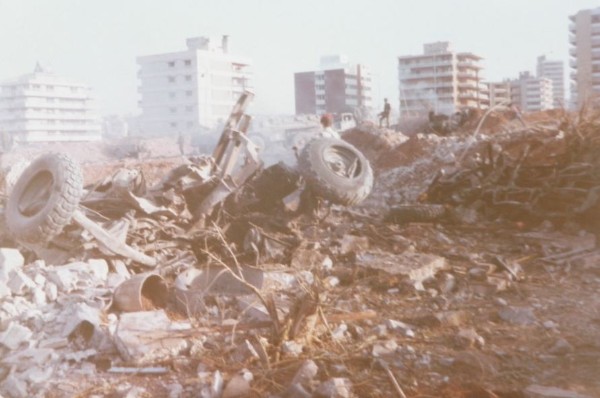 le Drakkar après l'explosion, on voit des restes de véhicules français du parking EST .