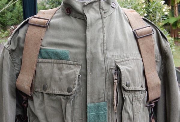 De face n' apparaissent que les bretelles de transport ( veste de tenue de saut modèle 47/56 du type porté jusque dans le milieu des années 70 au 1° RCP )