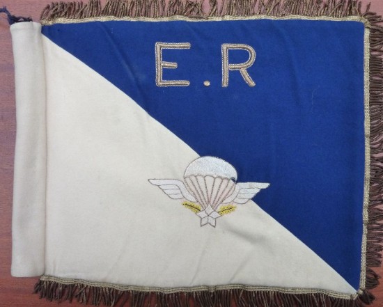 A l' avers il porte l'inscription  E.R. pour Escadron de Reconnaissance 