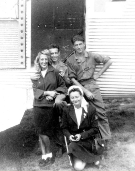 Photos prises en aout 1947 légendées - à PONPON souvenir d'un sympathique séjour à PONT LONG - La jeune fille avec un foulard est en tenue de  convoyeuse de l' air infirmière Elle porte un insigne Croix Rouge sur la manche gauche de sa veste