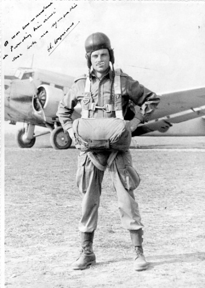 L' élégant personnage poings sur les hanches ,coiffé du casque Armée de l' Air modèle 1934 semble porter une vareuse de tenue de jungle et un pantalon de tenue de saut modèle 1942 U.S.