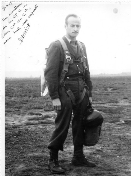  parachutiste nue tête est revétu de la tenue de travail de drap type 1947
