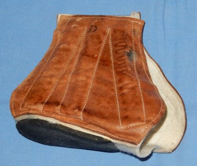 L'homme aux curieuses chaussures de brousse avait peut être utilisé ces petits accessoires pour soutenir ses chevilles