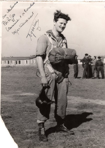 Le parachutiste à la chevelure abondante porte une combinaison de saut ( son pantalon apparait sous le casque Armée de l' air modèle 1934 ) 