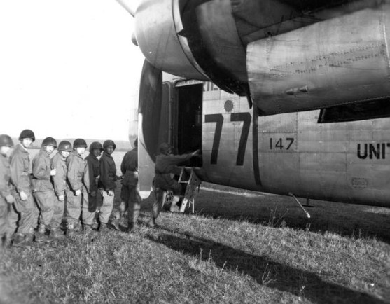 Un stick de Parachutistes Français fait connaissance avec le Fairchild C 82 avant de s' équiper pour le saut