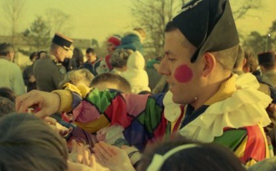 Le clown au bicorne qui distribue des bonbons n' est autre que le sympathique Capitaine HECTOR Commandant la 4 ° compagnie -GRIS-